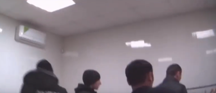 В тестовом центре в Рязани иностранцам, которые не знали русского языка, помогали сдать экзамен