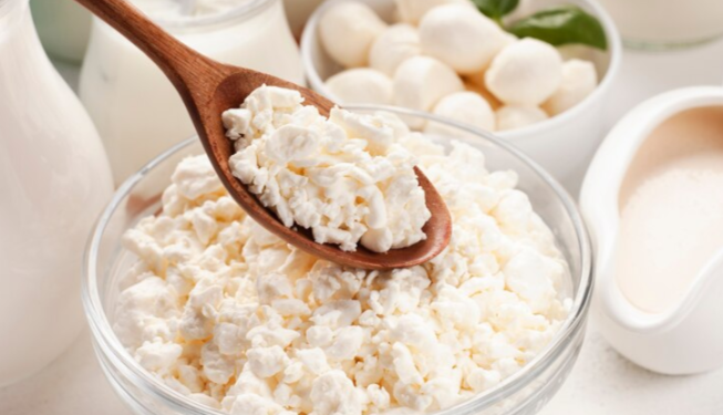 Врач Сухорукова: аллергикам и людям с заболеваниями почек нужно исключить из рациона творог