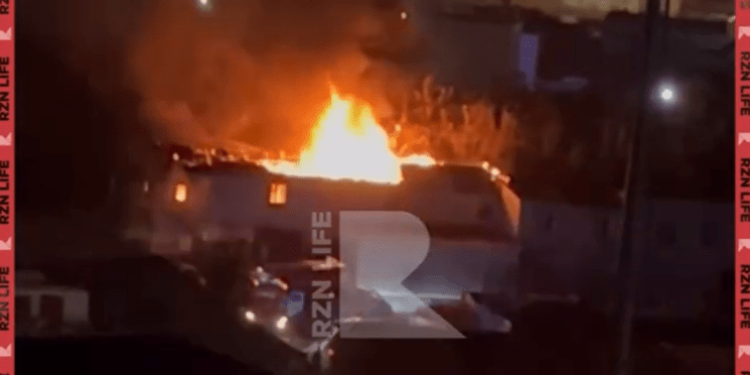 В рязанском Кальном загорелся гаражный кооператив