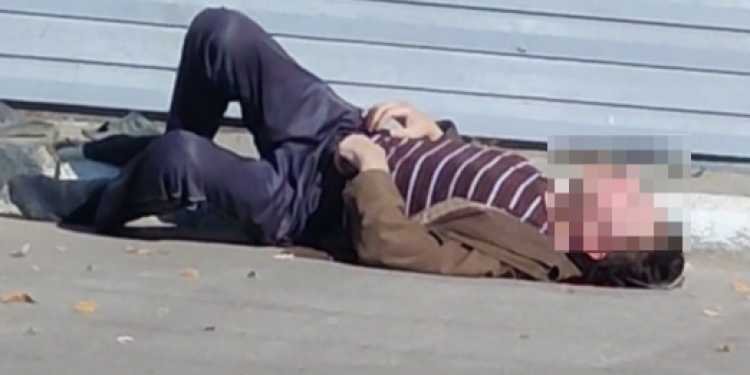 В Рязани засняли лежащего на асфальте мужчину с разбитой головой