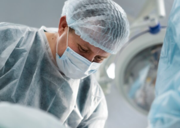 Врачи рязанской ОКБ помогли девушке, в ухе которой застрял микронаушник Врачи рязанской ОКБ помогли девушке, в ухе которой застрял микронаушник