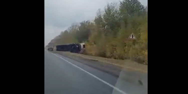В Сети появилось видео с места опрокидывания фуры в Рязанском регионе