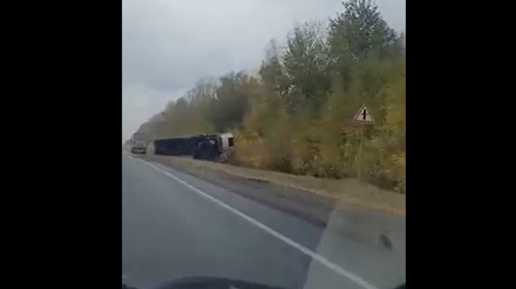 В Сети появилось видео с места опрокидывания фуры в Рязанском регионе