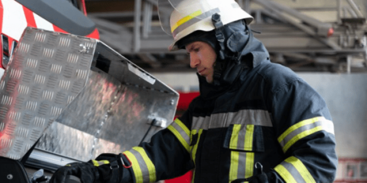 Крупный пожар на улице Совхозной тушили 14 спасателей Крупный пожар на улице Совхозной тушили 14 спасателей