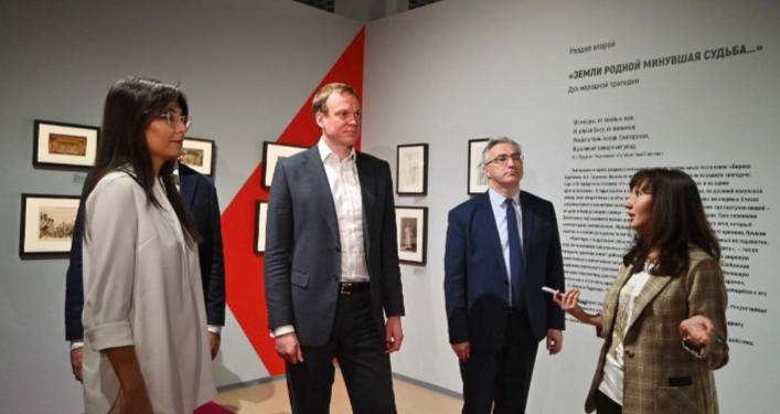 Рязанский губернатор Малков посетил выставку «Пушкин и театр» в РИАМЗ