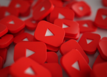 Депутат Хинштейн заявил, что блокировки YouTube в России не происходит