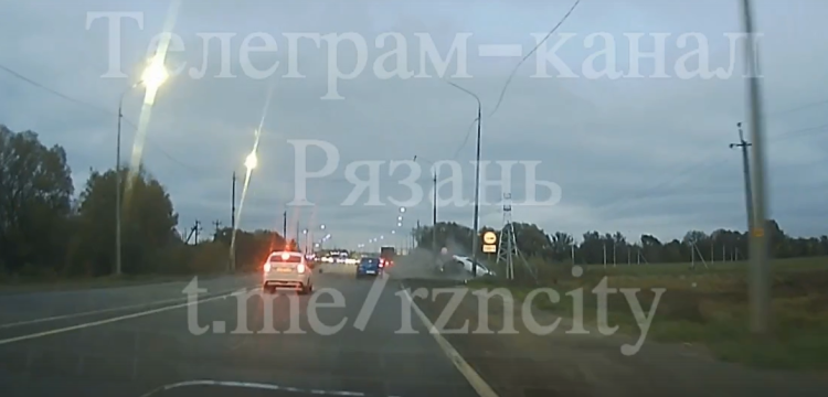 Устроившие на Южной окружной дороге гонки водители врезались в столб