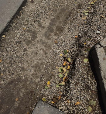 Жители улицы Быстрецкой пожаловались на огромную яму Жители улицы Быстрецкой пожаловались на огромную яму