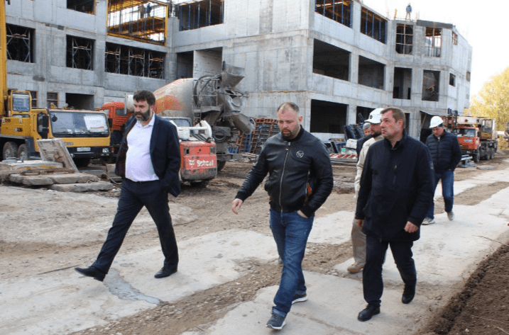 Мэр Рязани Артемов проконтролировал ход строительства школы в Олимпийском городке