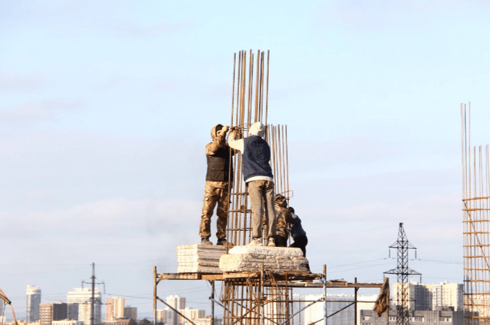 Мэр Рязани Артемов проконтролировал ход строительства школы в Олимпийском городке