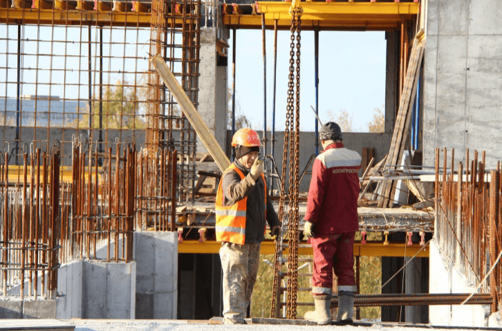 Мэр Рязани Артемов проконтролировал ход строительства школы в Олимпийском городке