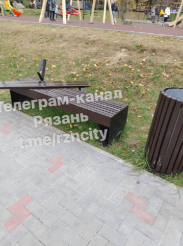 В Рязани вандалы сломали лавочки в парке у пруда Серая шейка