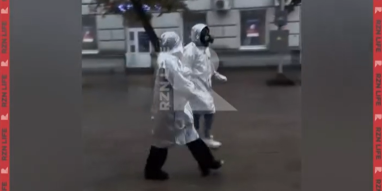 В центре Рязани засняли людей в противогазах