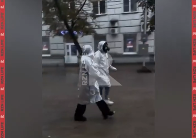 В центре Рязани засняли людей в противогазах
