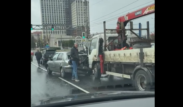 В Сети появилось видео последствий столкновения 6 машин в Рязани