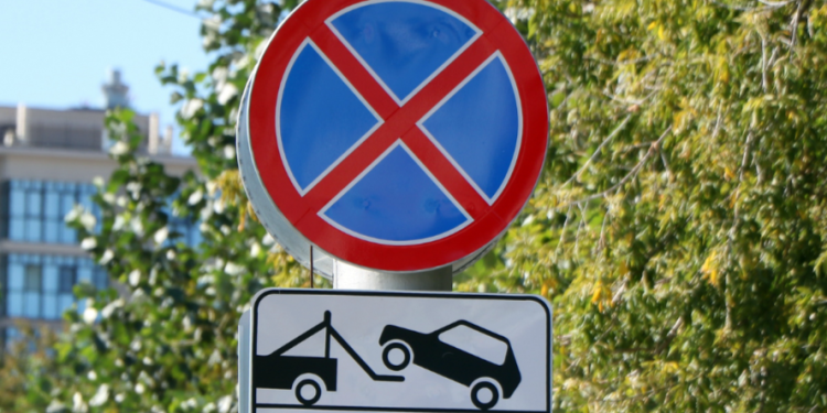 На улице Татарской запретили остановку и стоянку автомобилей