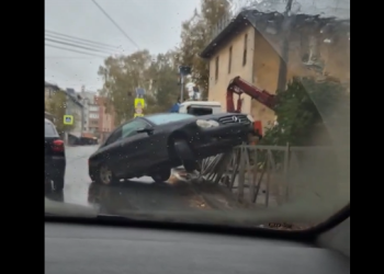 На рязанской площади Попова автомобиль врезался в ограждение