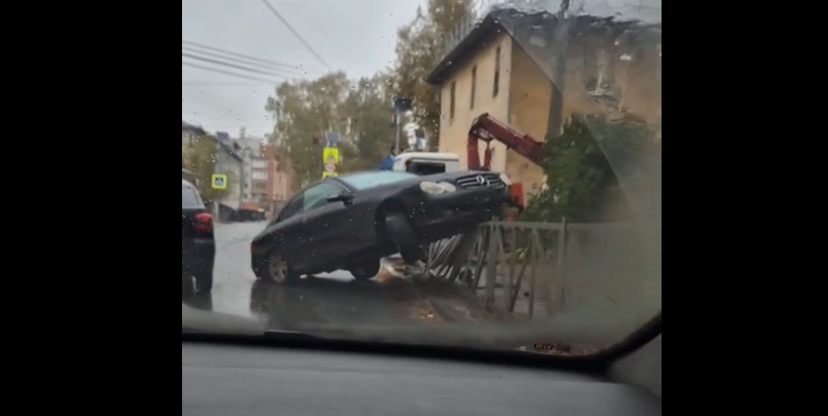 На рязанской площади Попова автомобиль врезался в ограждение