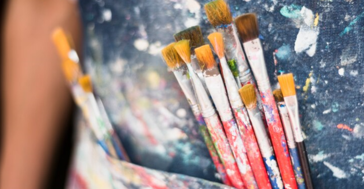 На фасаде здания на улице Есенина появился контур нового мурала