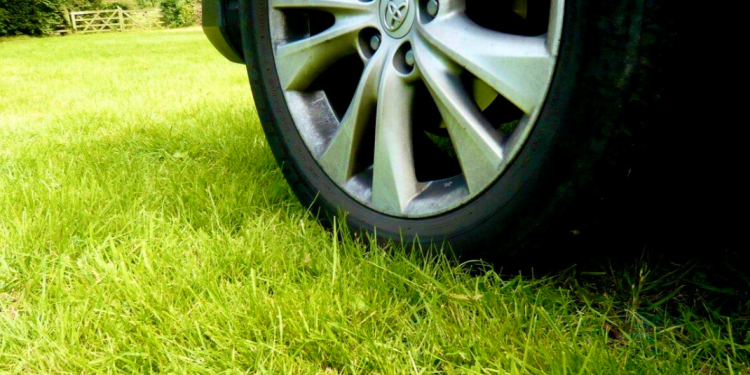 2711 рязанских водителей получили с начала года штрафы за парковку машин на газонах