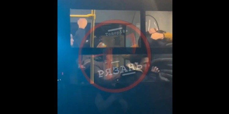 Пьяный рязанец устроил массовую драку в автобусе