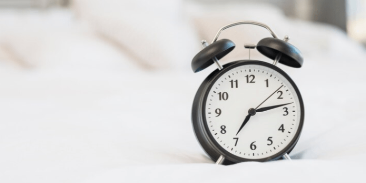 Невролог Мартынов: переставлять будильник с утра по несколько раз вредно для организма