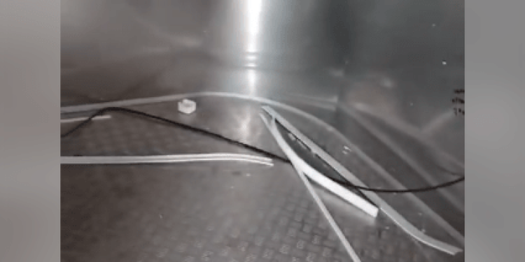 Неизвестные разгромили туалеты на рязанском Лыбедском бульваре Неизвестные разгромили туалеты на рязанском Лыбедском бульваре