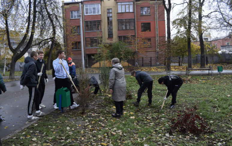 В сквере на улице Павлова рязанцы высадили 25 саженцев деревьев