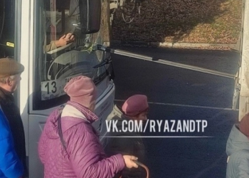В Рязани автобусу №13 металлическим штырем пробило лобовое стекло В Рязани автобусу №13 металлическим штырем пробило лобовое стекло
