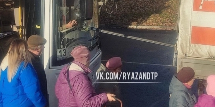 В Рязани автобусу №13 металлическим штырем пробило лобовое стекло