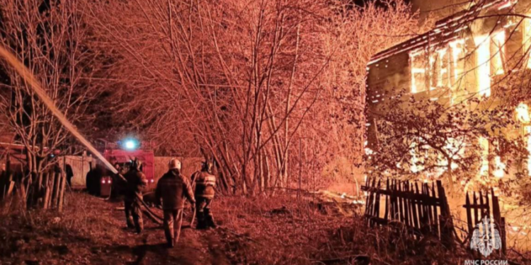 В рязанском Касимове площадь пожара в двухэтажном доме составила 225 квадратных метров