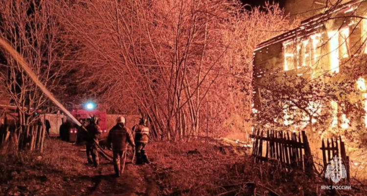 В рязанском Касимове площадь пожара в двухэтажном доме составила 225 квадратных метров