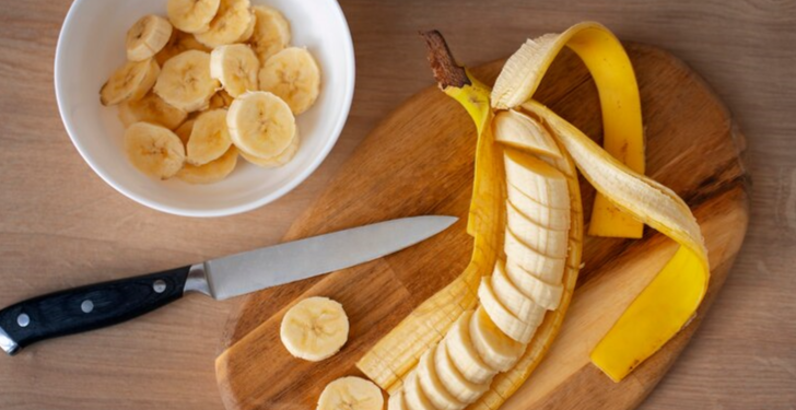 Терапевт Тэн: с осенней хандрой помогут справиться шоколад, бананы, жирная рыба и орехи