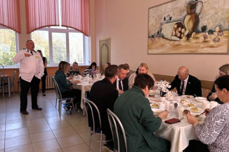 Родители рязанских школьников продегустировали новое меню