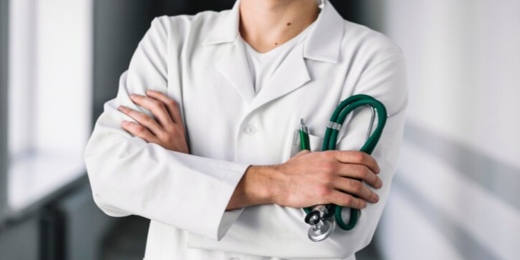 Врач Лихачев: онкобольным и людям с повышенной температурой противопоказана физиотерапия