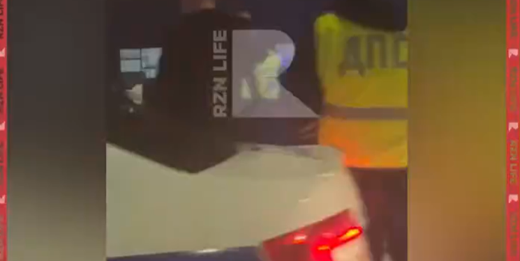 В Рязани водитель на ВАЗ пытался скрыться от полиции и вылетел в кювет В Рязани водитель на ВАЗ пытался скрыться от полиции и вылетел в кювет