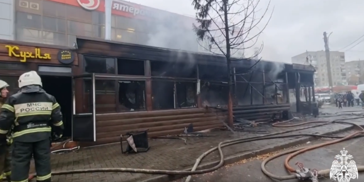 На улице Черновицкой горел торговый павильон