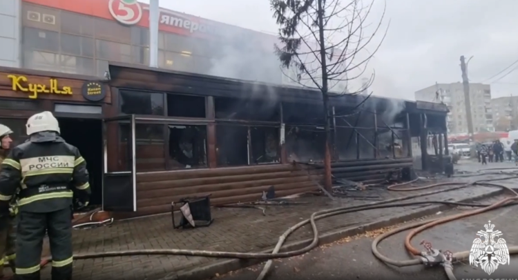 На улице Черновицкой горел торговый павильон