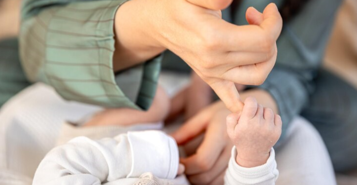 Экс-участники «Дома-2» показали, как нянчатся с новорожденным ребенком в рязанской квартире