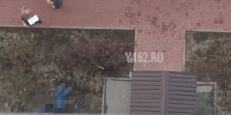 В Сети опубликовали снимок с места падения мужчины на улице Шереметьевской