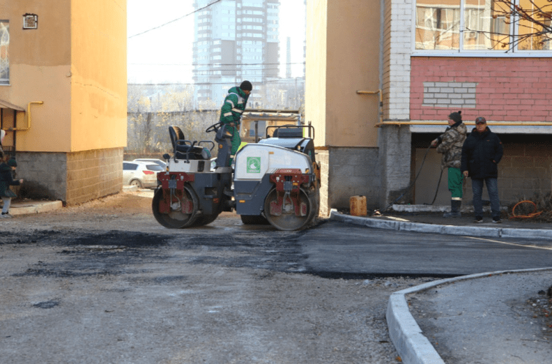 Мэр Рязани Артемов проинспектировал ход благоустройства дворов