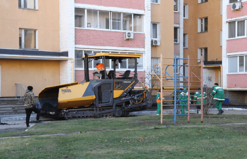 Мэр Рязани Артемов проинспектировал ход благоустройства дворов