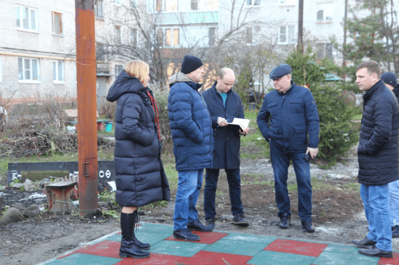 Мэр Рязани Артемов проинспектировал ход благоустройства дворов