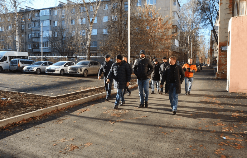 Мэр Рязани Артемов проинспектировал ход благоустройства дворов