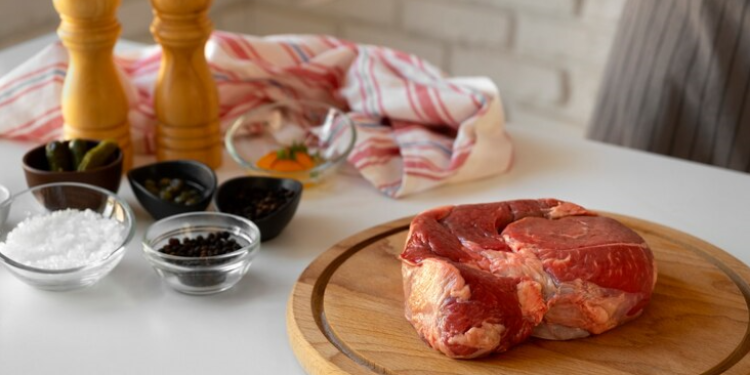 Гастроэнтеролог Ильяшенко: людям с подагрой нужно исключить из рациона красное мясо