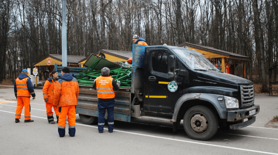 В Рязани приступили к установке новогодних елей