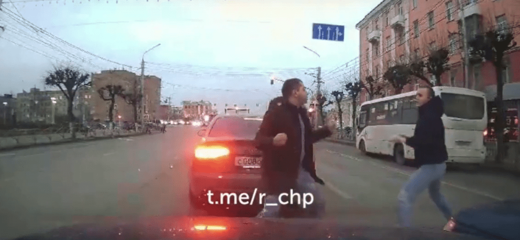 На Первомайском проспекте произошел дорожный конфликт между двумя водителями
