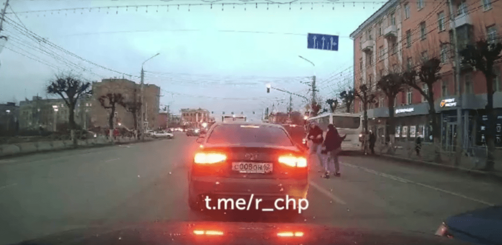 На Первомайском проспекте произошел дорожный конфликт между двумя водителями