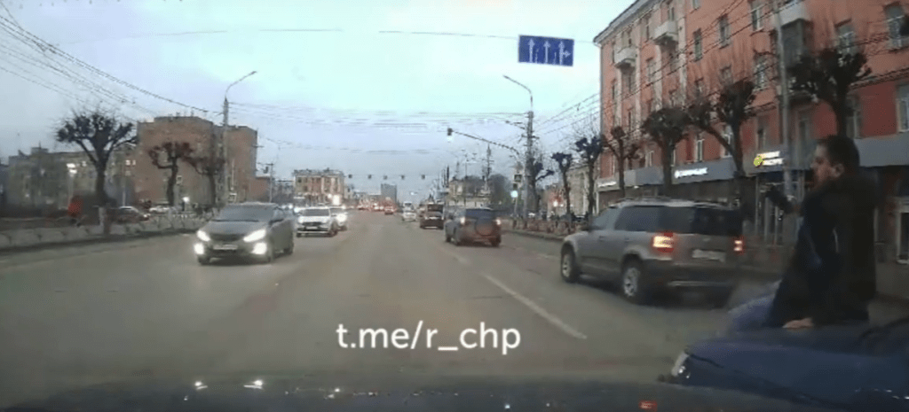 На Первомайском проспекте произошел дорожный конфликт между двумя водителями