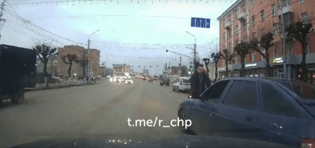 На Первомайском проспекте произошел дорожный конфликт между двумя водителями